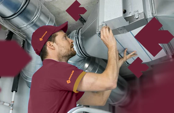 Tecnico de refrigeração fazendo manutenção em ar condicionado